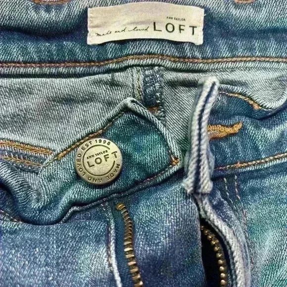 LOFT 5.5" Inseam Relaxed Fit Boyfriend Denim Shorts Mid Wash Women Size 6 - Picture 2 of 5